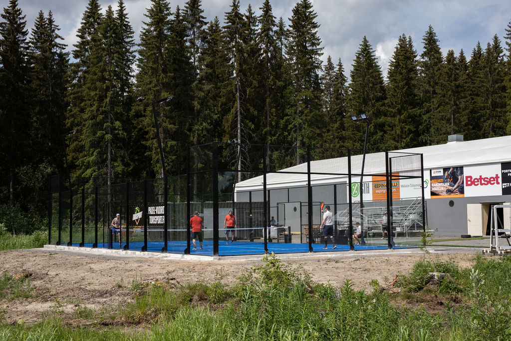 Padelmailat ja pallot vuokrattavana